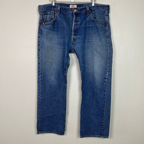 Levi's Men's 501 Original Straight Leg Button Fly Medium Wash Denim Jeans 42x30 - Picture 2 of 8